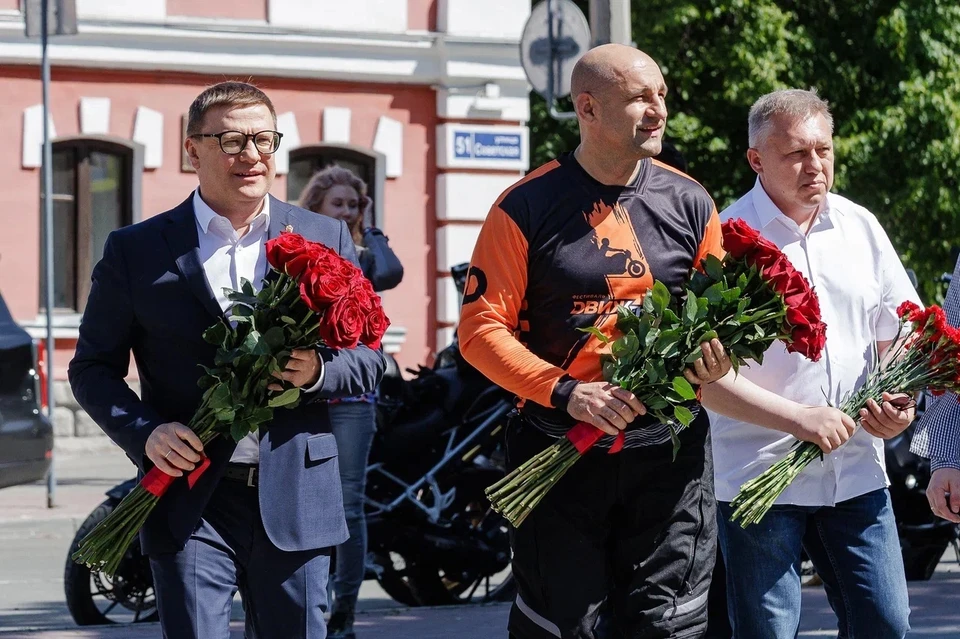 Алексей Текслер, Артем Жога, и Денис Чернятьев на церемонии возложения.
