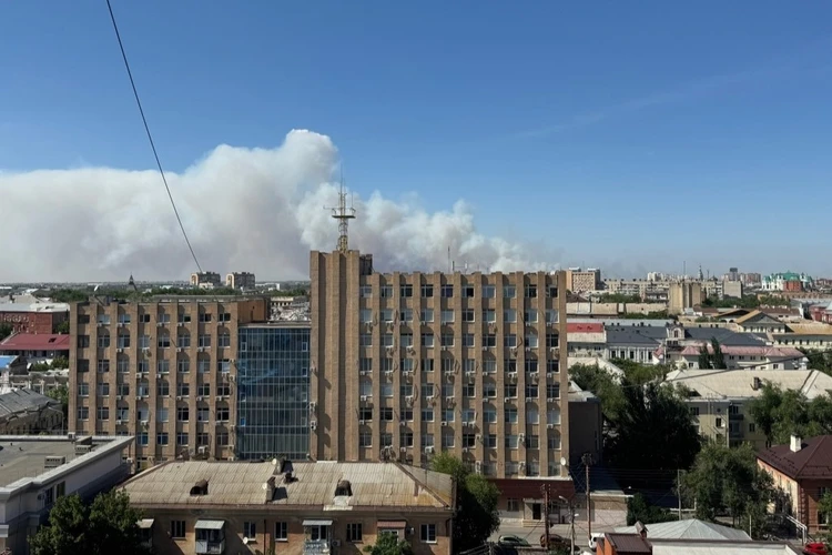 Астрахань в огне: в пригородном районе ландшафтный пожар фронтом в 25 км уничтожил 27 домов