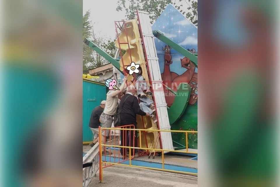 Во время происшествия на аттракционе катались дети. ФОТО: соцсети