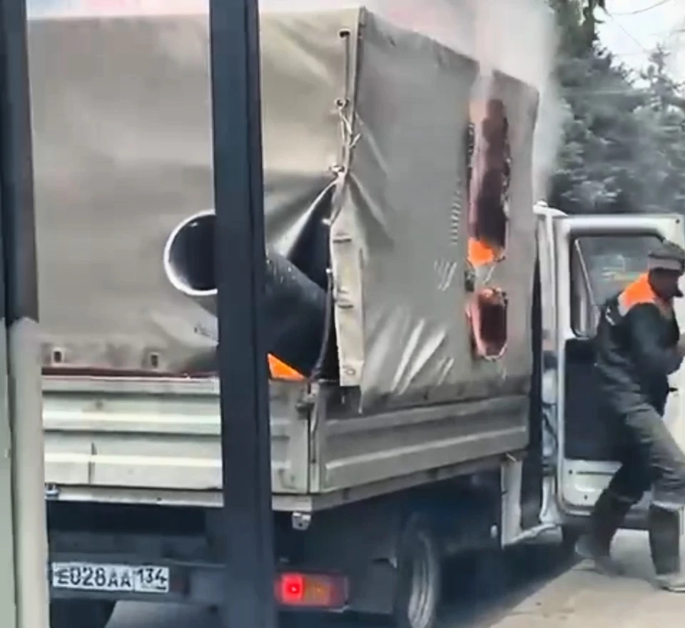 Люди еле успели покинуть горящий салон. Кадр с видео очевидцев.