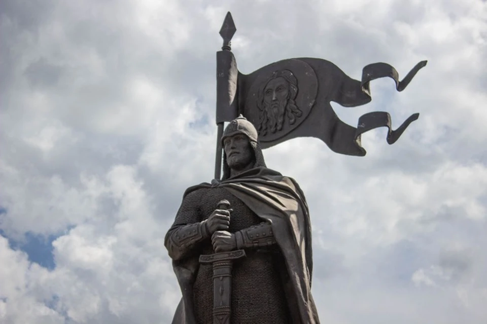В Мелитополе возложили цветы к памятнику Александру Невскому. Фото: тг-канал Сергея Золотарева