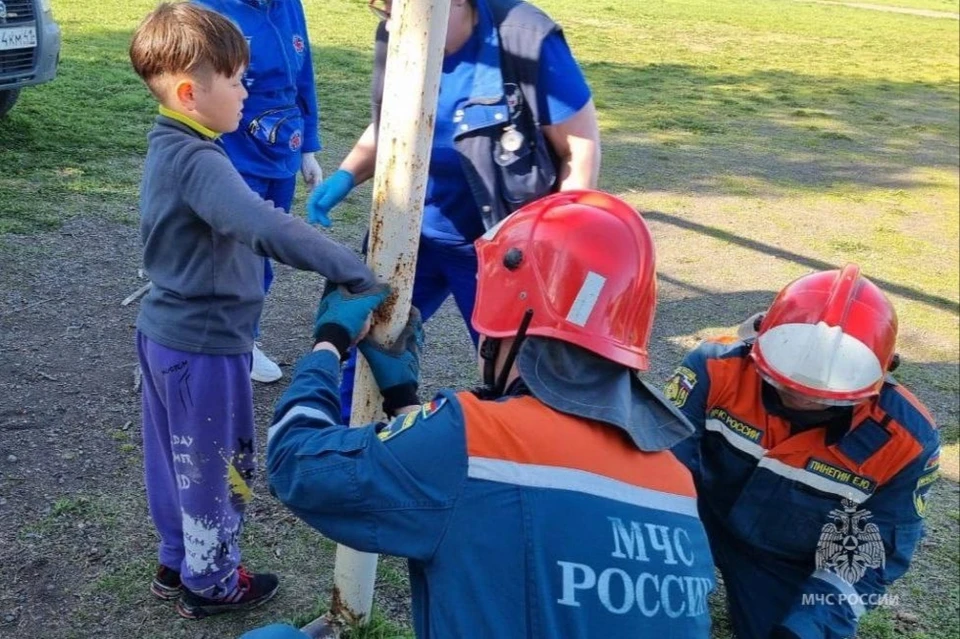 На помощь 10-летнему ребенку приехали спасатели МЧС. Фото: ГУ МЧС Камчатского края.