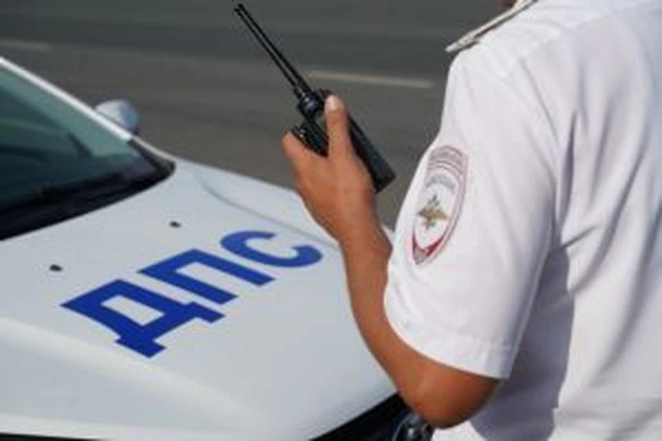 Автоинспекторы устанавливают причины и обстоятельства дорожно-транспортного происшествия. Фото из архива «КП».