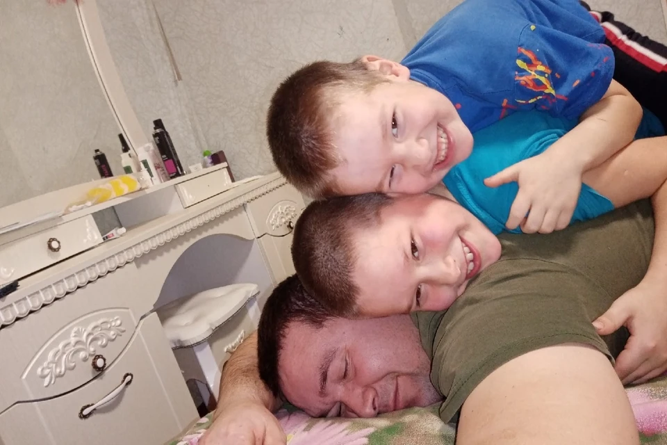 Ольга и Андрей живут вместе уже 15 лет, пара воспитывает восьмерых детей, которым заботливо прививает любовь к родному краю, труду, хозяйству и природе.
