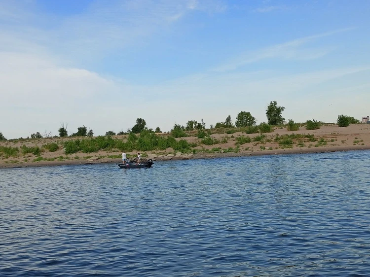 На Дону в Волгоградской области перевернулась лодка с людьми, один погиб