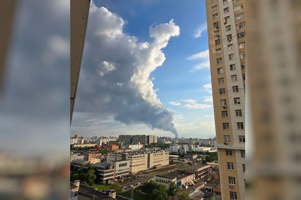 Пожар на 900 квадратных метрах тушат в Красногорске