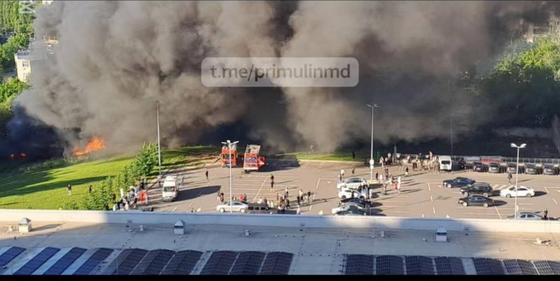 Во время пожара в Кишиневе у сотрудника МЧС украли часть экипировки. Фото: Первый в Молдове
