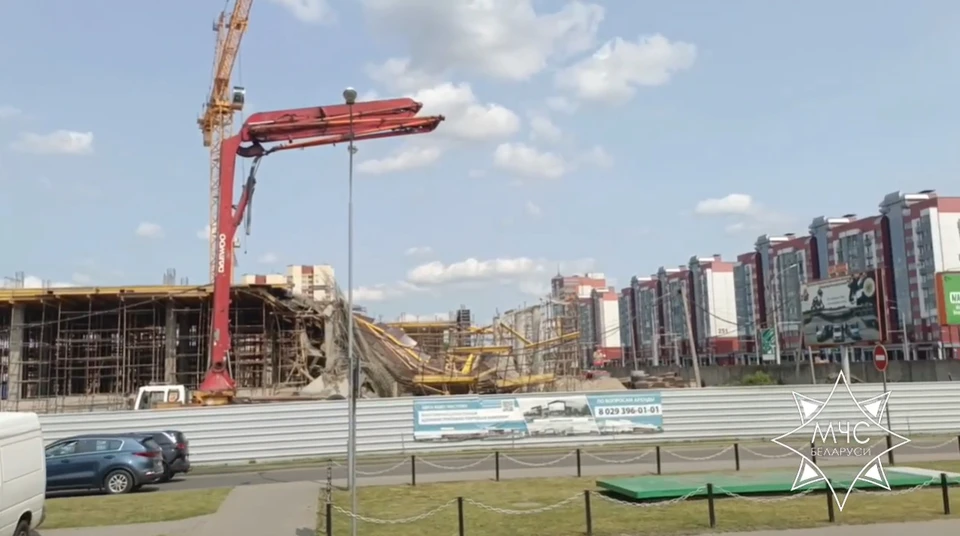 Обрушение произошло на площадке строящегося офисно-торгового центра в Бресте. Фото: кадр видео МЧС Беларуси