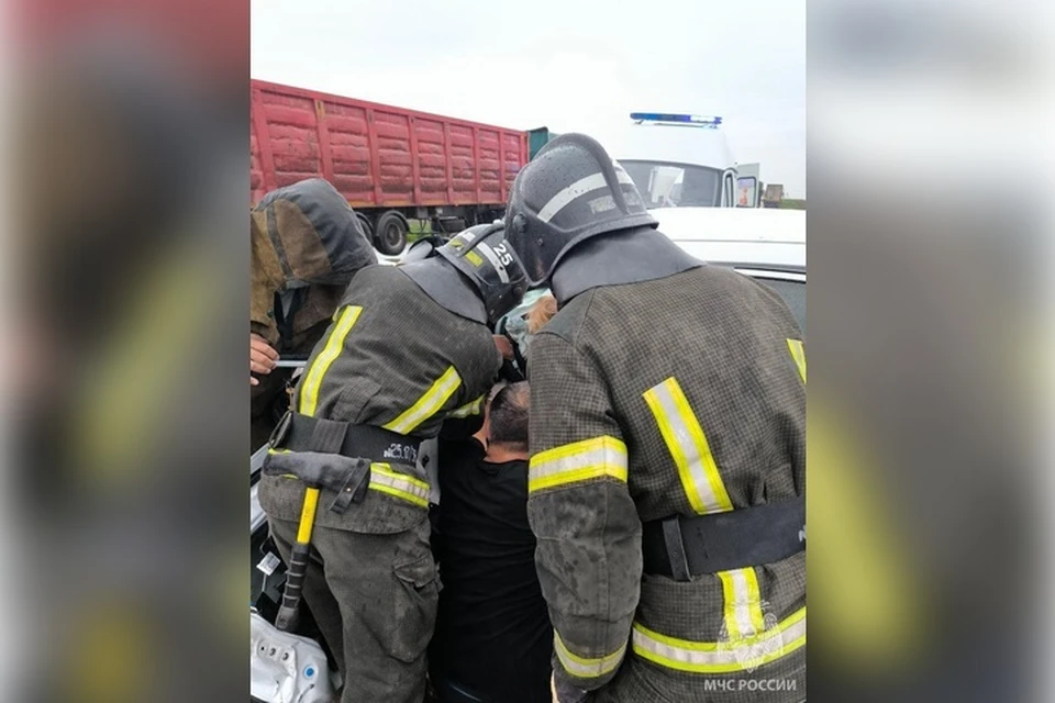 Зажатых в машине после аварии людей вызволили спасатели в Бердянском районе. Фото: администрация города Бердянск