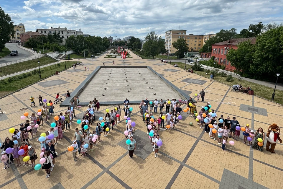 Флешмоб «Цирк-это мы» состоялся в День защиты детей перед Рязанским цирком.
