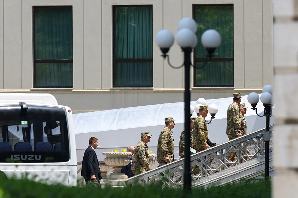 Представители украинской делегации прибыли на переговоры в Стамбуле в военной форме.