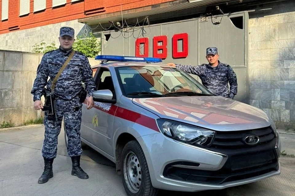 Росгвардейцы Иван Морозов и Марсель Билалов помогли хозяину дома. Фото: пресс-служба Управления Росгвардии по Свердловской области.