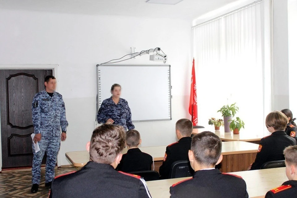 ученики подшефного класса Росгвардии получили наставления и кроссовки накануне каникул. Фото: управление Росгвардии по Херсонской области