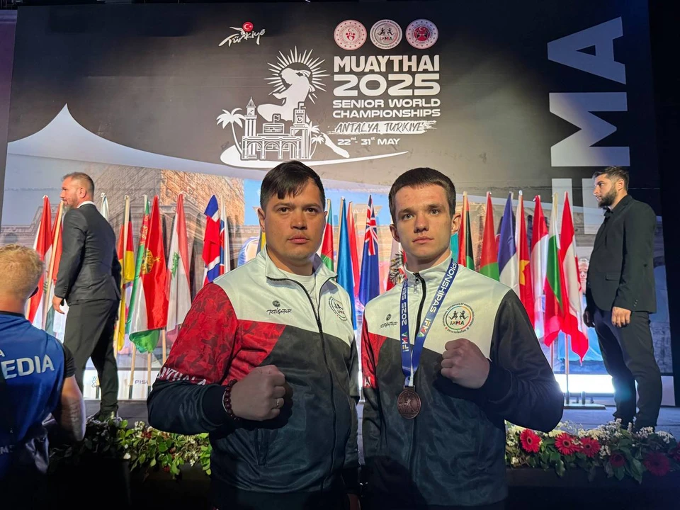 Бронзовый призер первенства мира-2025 по муайтай Александр Глаголев с тренером Денисом Тябиным. Фото предоставлено редакции Денисом Тябиным