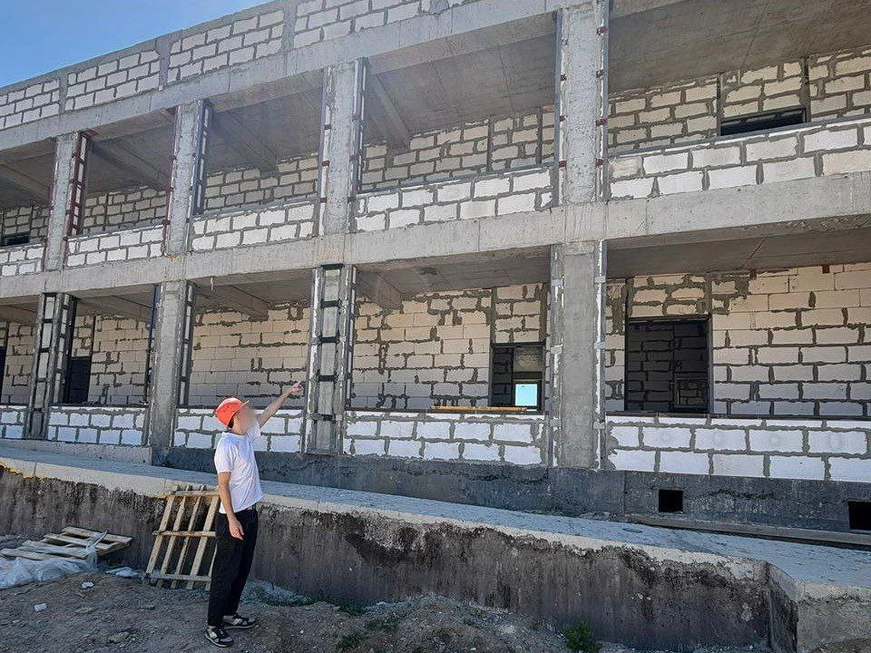 Ответственный за охрану труда на стройке допустил к высотным работам необученного сотрудника. Фото: СК Крыма и Севастополя/Tg