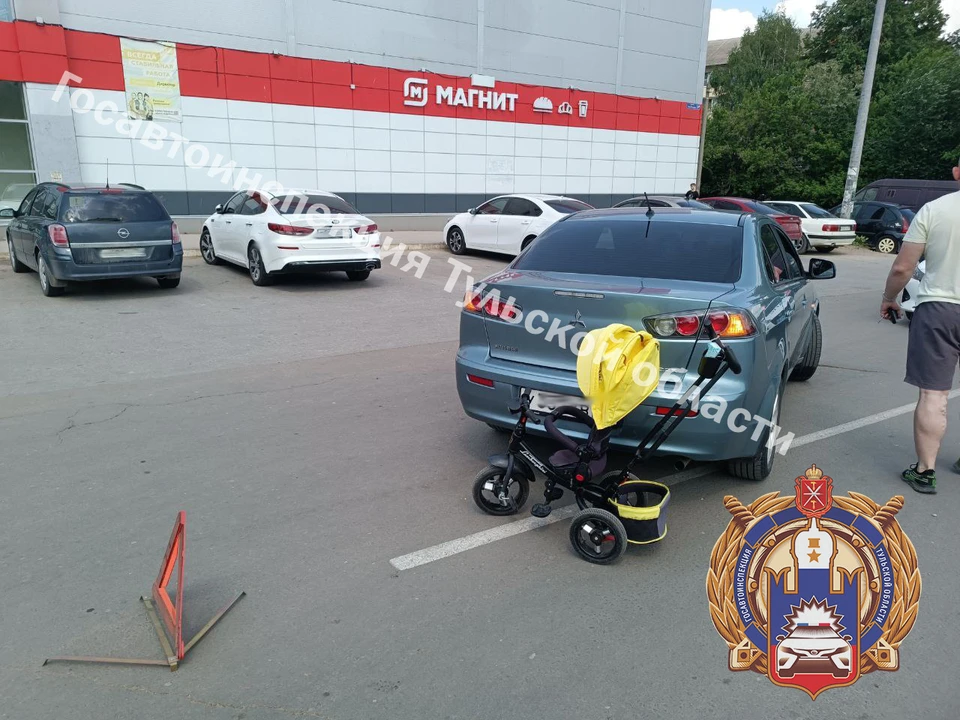Двухлетняя девочка на коляске попала под колеся пятившегося авто в Щекино Тульской области