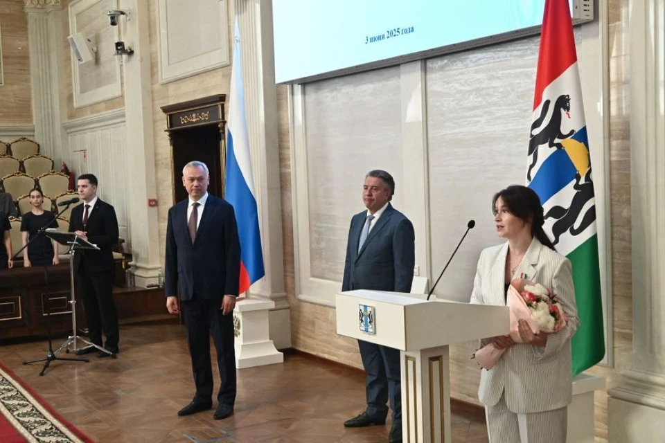 Церемония прошла в рамках Недели детства — награды получили девять женщин. Фото: пресс-служба правительства Новосибирской области.