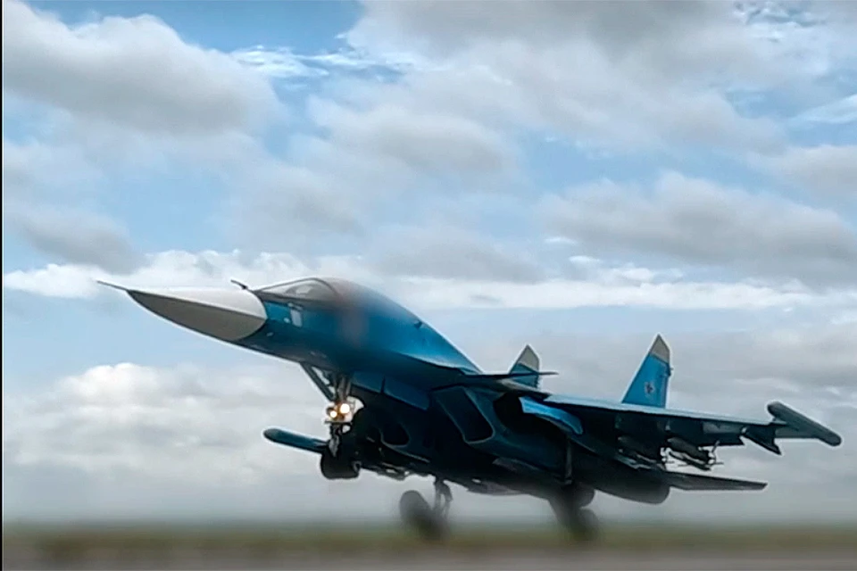 Экипаж истребителя-бомбардировщика Су-34 Воздушно-космических сил наносит удар по пункту временной дислокации подразделения ВСУ