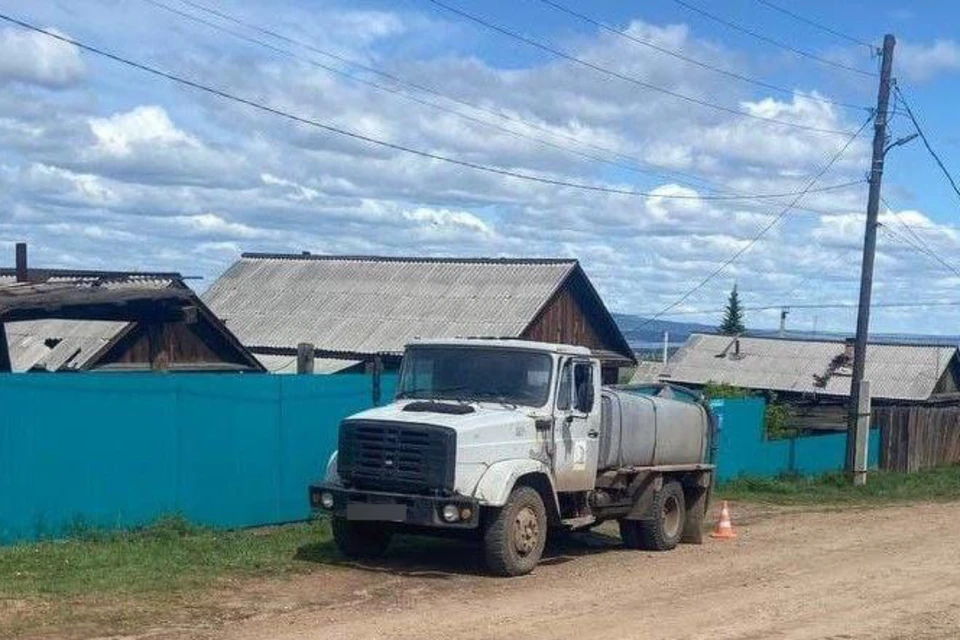 В Усть-Уде 5-летний мальчик попал под колеса водовоза.