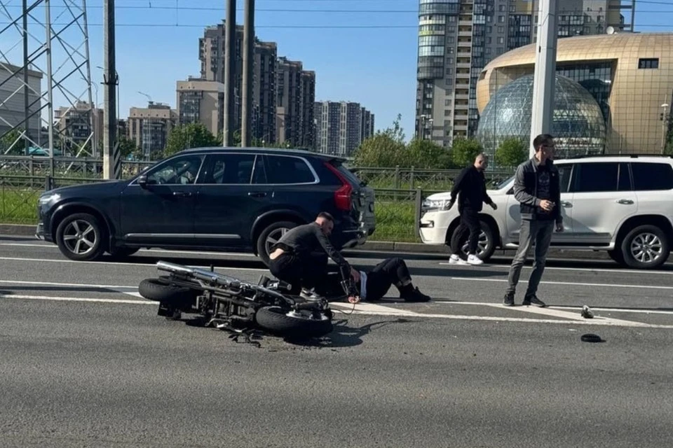 Мотоциклист в тяжелом состоянии. Фото: vk.com/spb_today