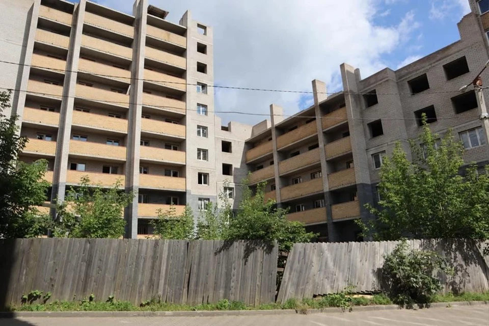 Недостроенное здание, ранее планировавшееся как многоквартирный дом, оказалось под вниманием прокуроров из-за отсутствия охраны. Фото: прокуратура Кировской области