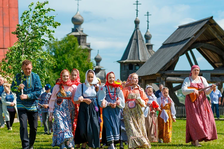 Не только украсить зеленью жилище, но и сходить в храм: Что должны делать верующие в Святую Троицу