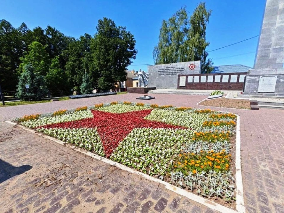 Боровские ученики высадили бархатцы и бегонии на территории воинского мемориала.