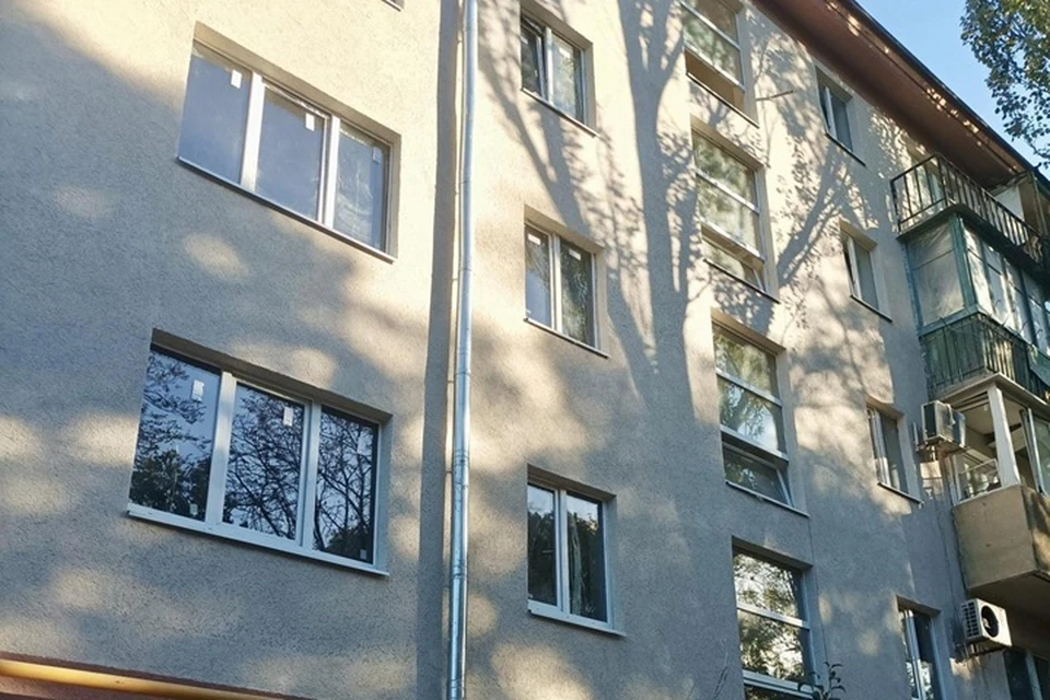 Московская область капитально ремонтирует дома в Жовтневом районе Мариуполя. Фото: АГО Мариуполь