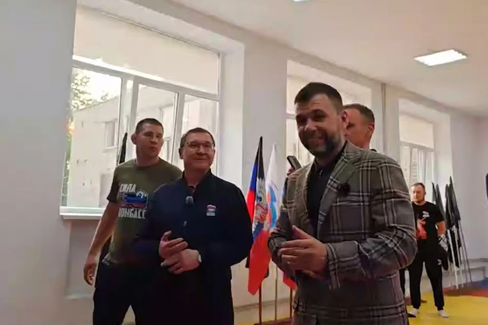Якушев и Пушилин проверили восстановленные спортивные залы в центре физического здоровья в Макеевке. Фото: ТГ/Пушилин