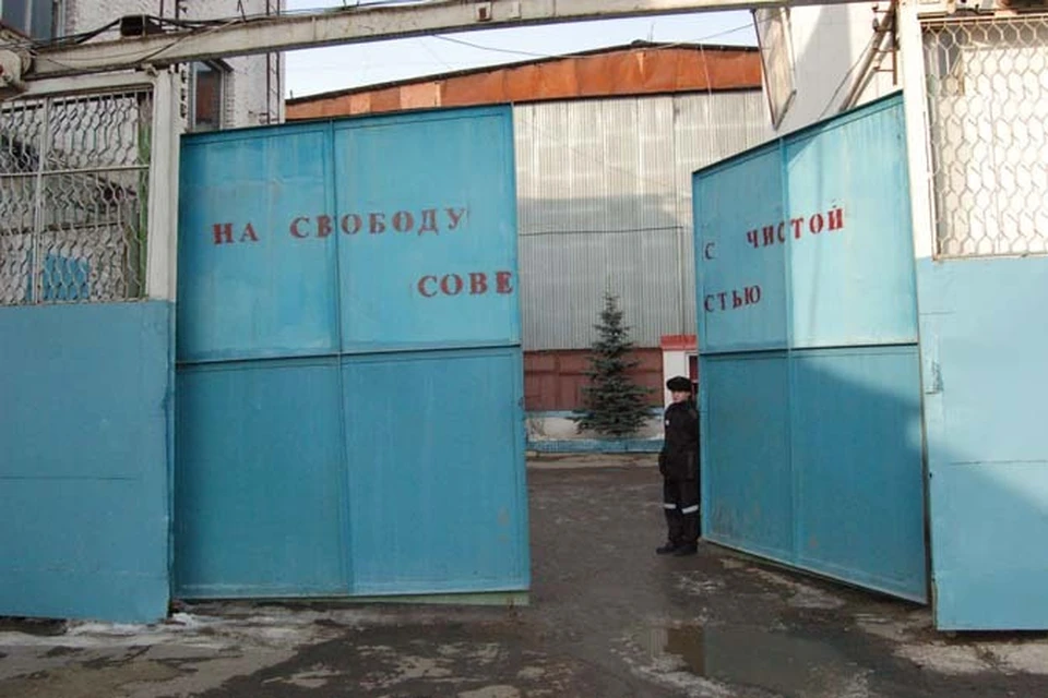 В Новомосковске напавший с кулаками на сотрудника СИЗО арестант угодил под статью