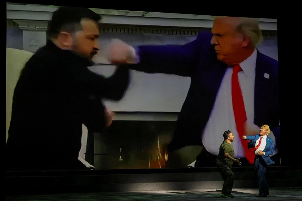 Трамп выстрелил в Зеленского из пистолета и насмехался над его одеждой: конфликт в Белом доме стал сюжетом комедийной оперы
