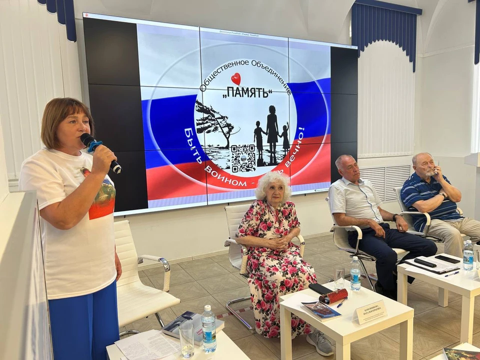 В Штабе общественной поддержки «Единой России» в Оренбургской области в День русского языка, 6 июня, прошел поэтический вечер. Фото: "Единая Россия"