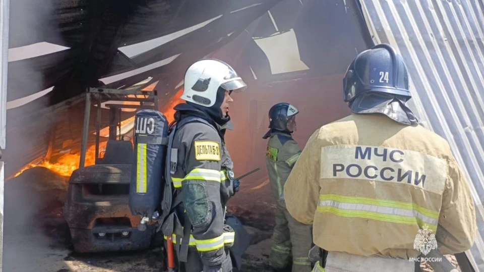 Спасатели опубликовали кадры тушения крупного пожара в Азове. Фото: ГУ МЧС по Ростовской области