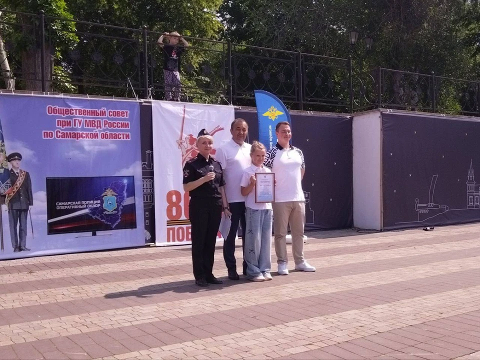Призы ребятам вручили представитель общественного совета облглавка Ривгат Хузин и главный редактор «КП-Самара» Дмитрий Кривенцов