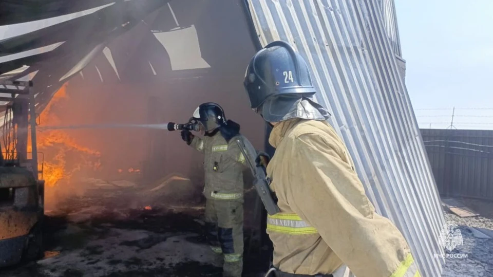 В Азове ликвидировали пожар на складе. Фото: ГУ МЧС по Ростовской области