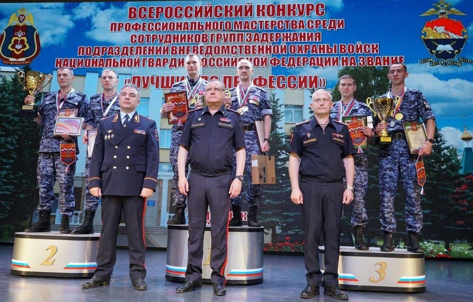 Воронежские росгвардейцы на верхней ступени пьедестала.
