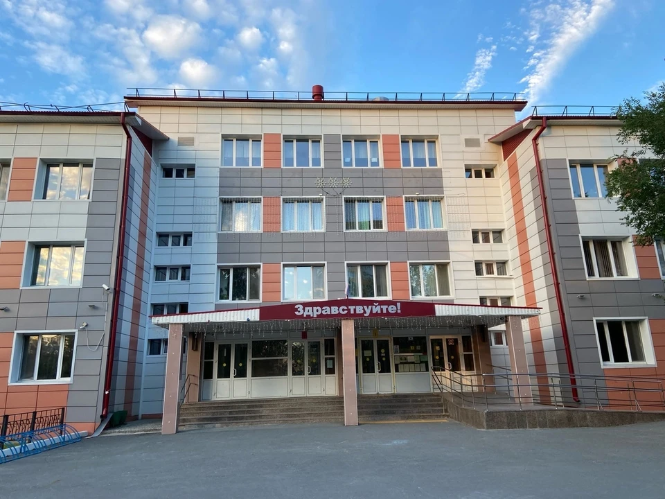 Такое решение обосновано сложностью восприятия материалов курса школьниками.