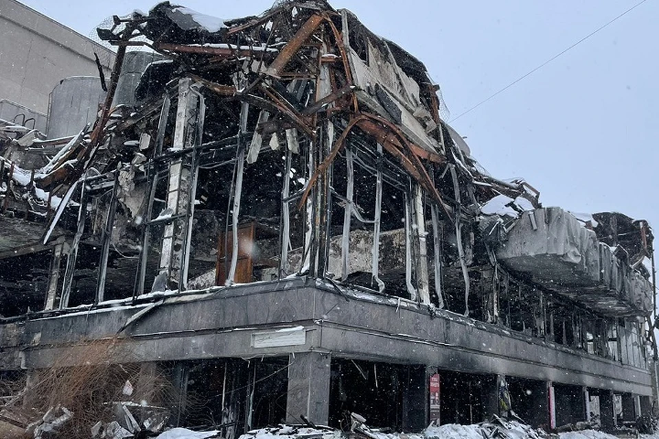Подростки залезли на крышу сгоревшего театра в Хабаровске