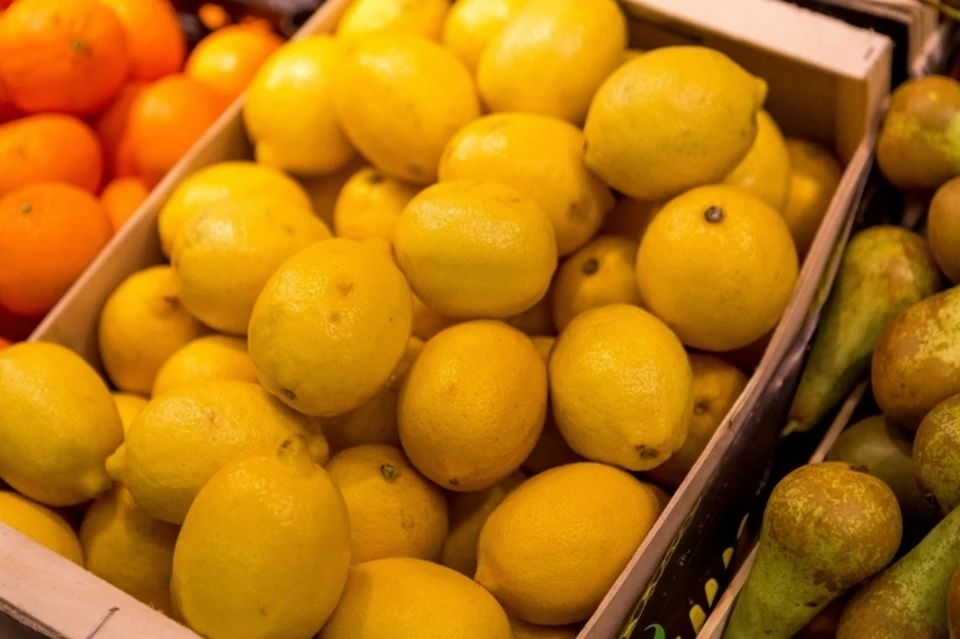 Продукцию разрешили к реализации, но покупателям настоятельно рекомендовали тщательно мыть фрукты теплой водой перед употреблением.