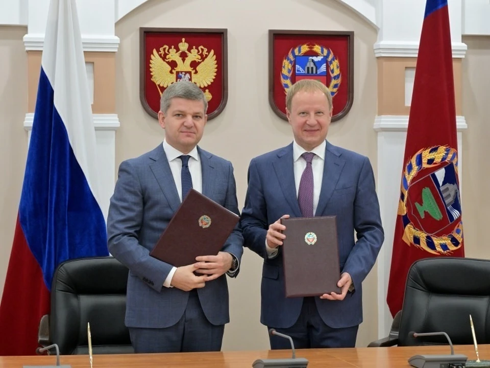 Губернатор региона Виктор Томенко и генеральный директор Президентского фонда культурных инициатив Роман Карманов подписали соглашение о сотрудничестве. Фото: Антон ЧЕРВЯКОВ/Пресс-служба правительства Алтайского края.