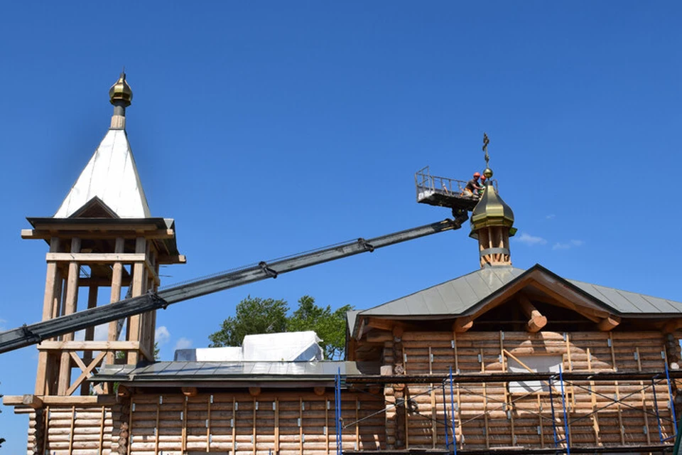 Крест из нитрида титана сделали мастера из Ленинградской области. Фото: okn.tatarstan.ru