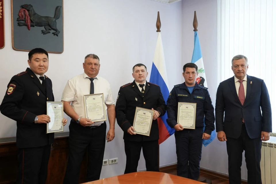 В Иркутской области наградили полицейских, которые останавливали атаку дронов.
