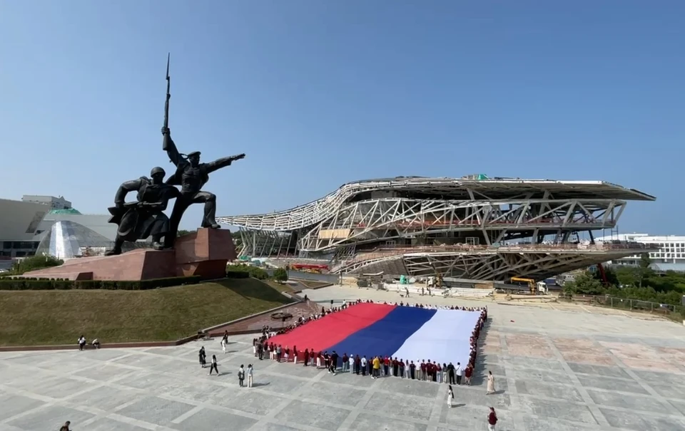 Обширное полотнище было видно издалека