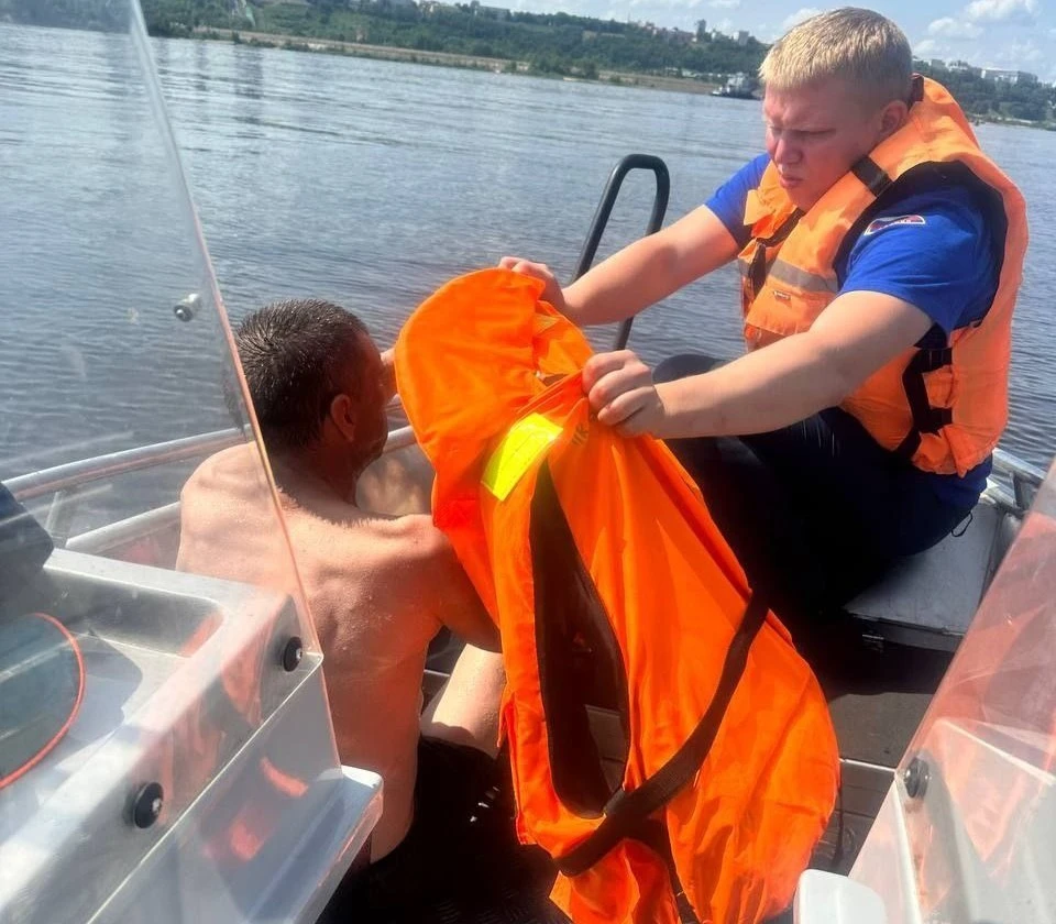 Пьяного мужчину вытащили из Волги спасатели в Нижнем Новгороде.