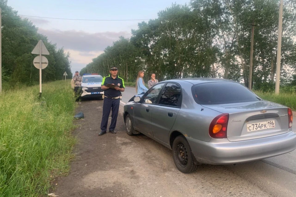 ДТП произошло с участием мопеда и иномарки. Фото: Госавтоинспекция Свердловской области