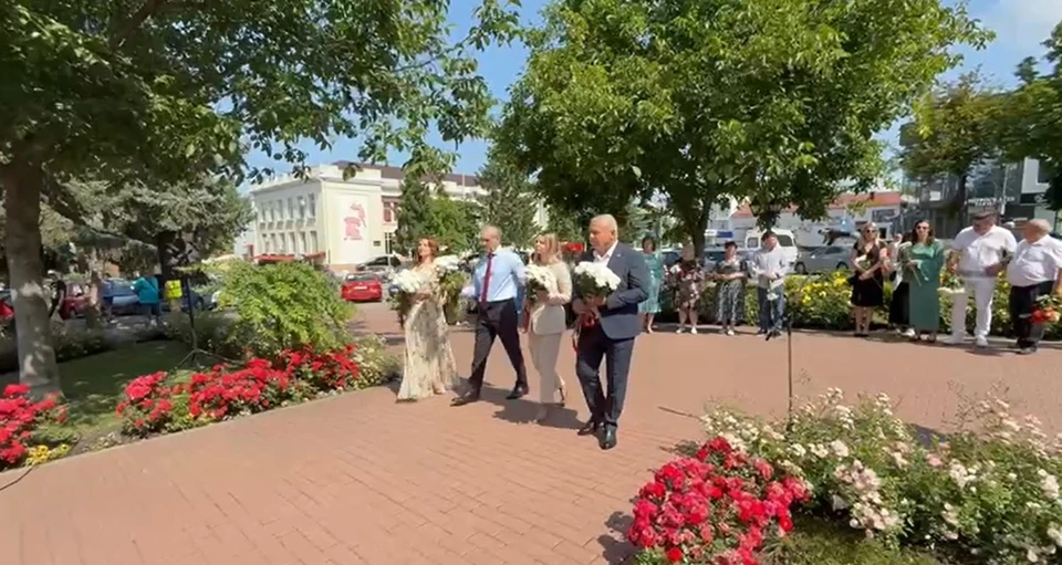 Представители блока «Победа» возложили цветы к бюсту Михая Эминеску.