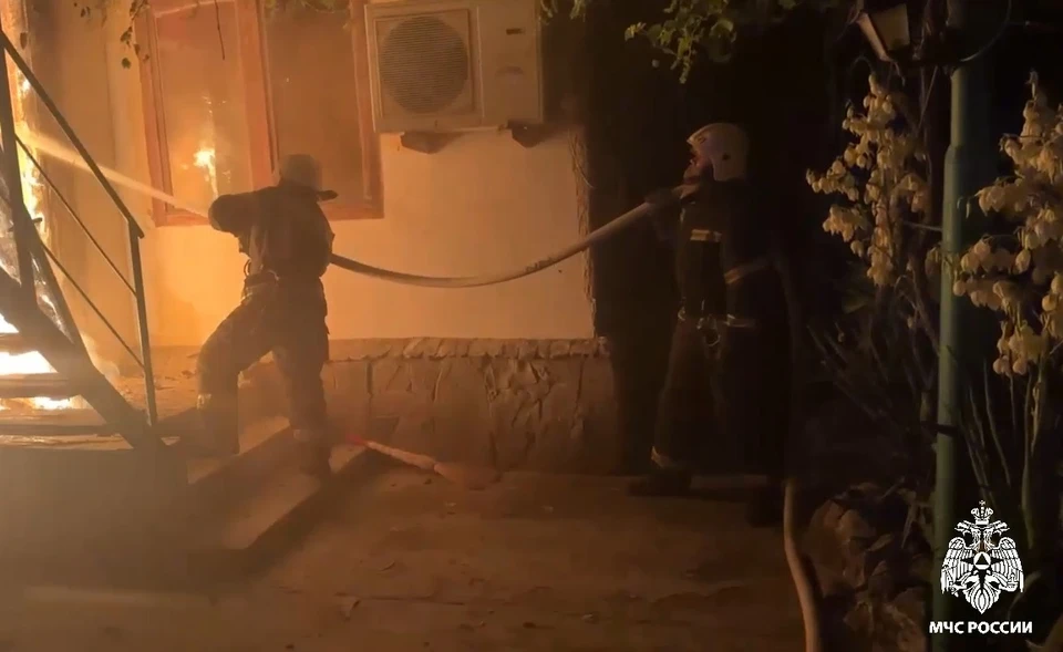 В ночь на 15 июня в Судаке загорелся одноэтажный частный дом. Фото: Видео t.me/crimea_mchs