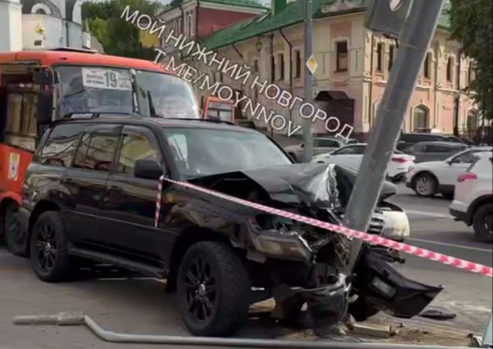 Автобус протаранил четыре легковушки на Зеленском съезде в Нижнем Новгороде. Фото: t.me/moynizhny