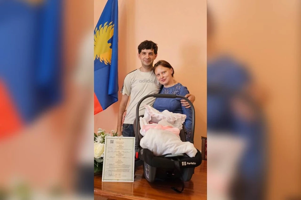 Пара из Нижнего Ингаша назвала дочь Самантой. На фото: родители Саманты. Фото: краевое Агентство ЗАГС