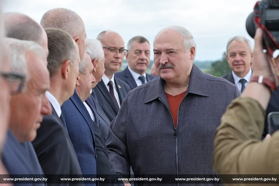 Лукашенко сказал чиновникам, что поступит по-военному. Фото: president.gov.by.